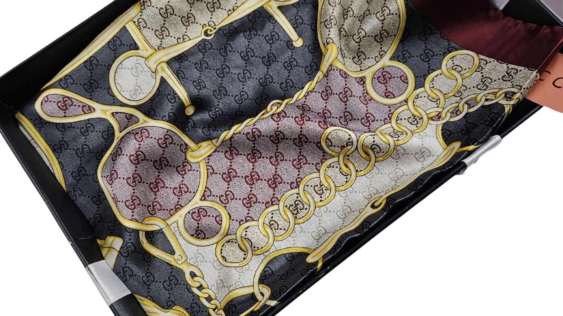 Zincir & Tokalı Monogram Saten Şal – Çok Renkli Özel Tasarım