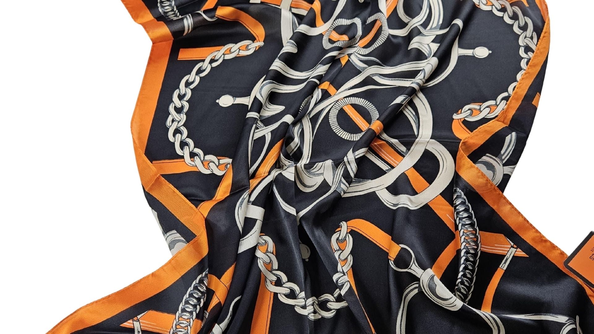 Siyah Zincir & Tokalı Saten Şal – Turuncu Çerçeveli Modern Tasarım
