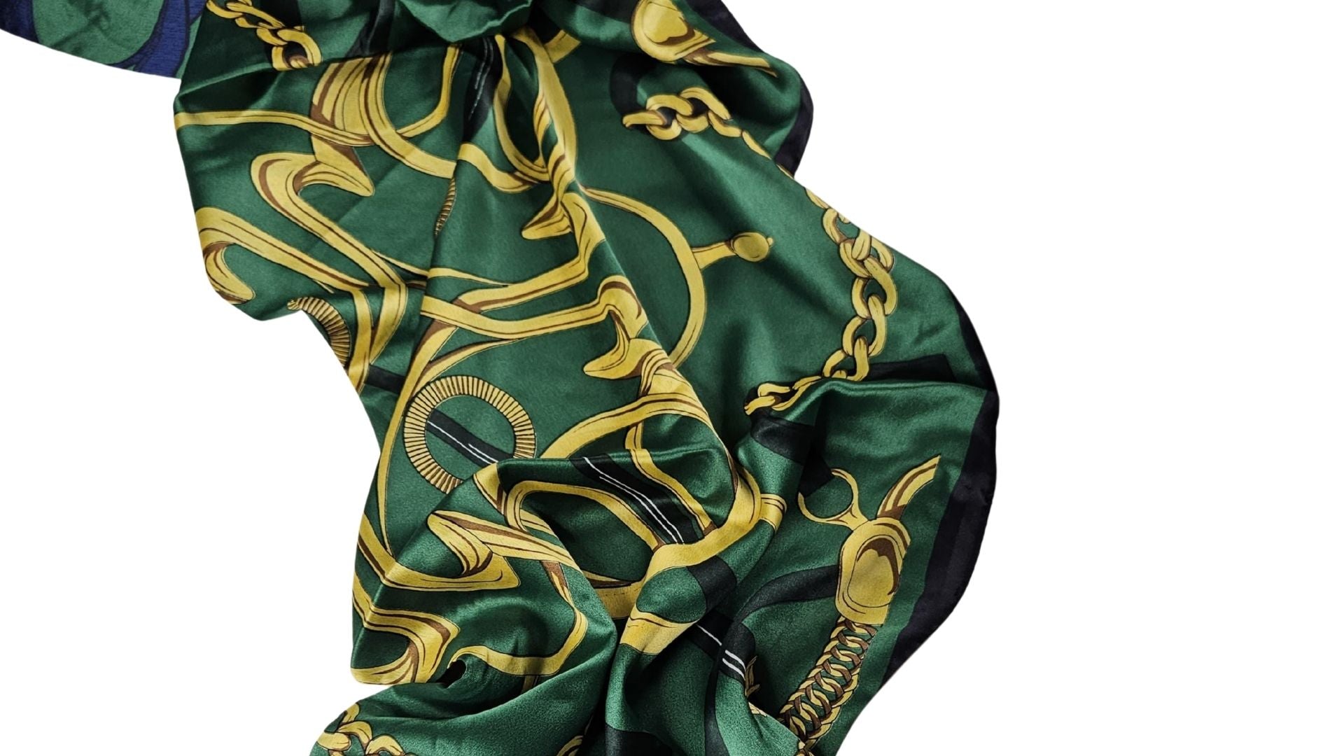 Yeşil Zincir & Tokalı Saten Şal – Altın Detaylı Modern Tasarım