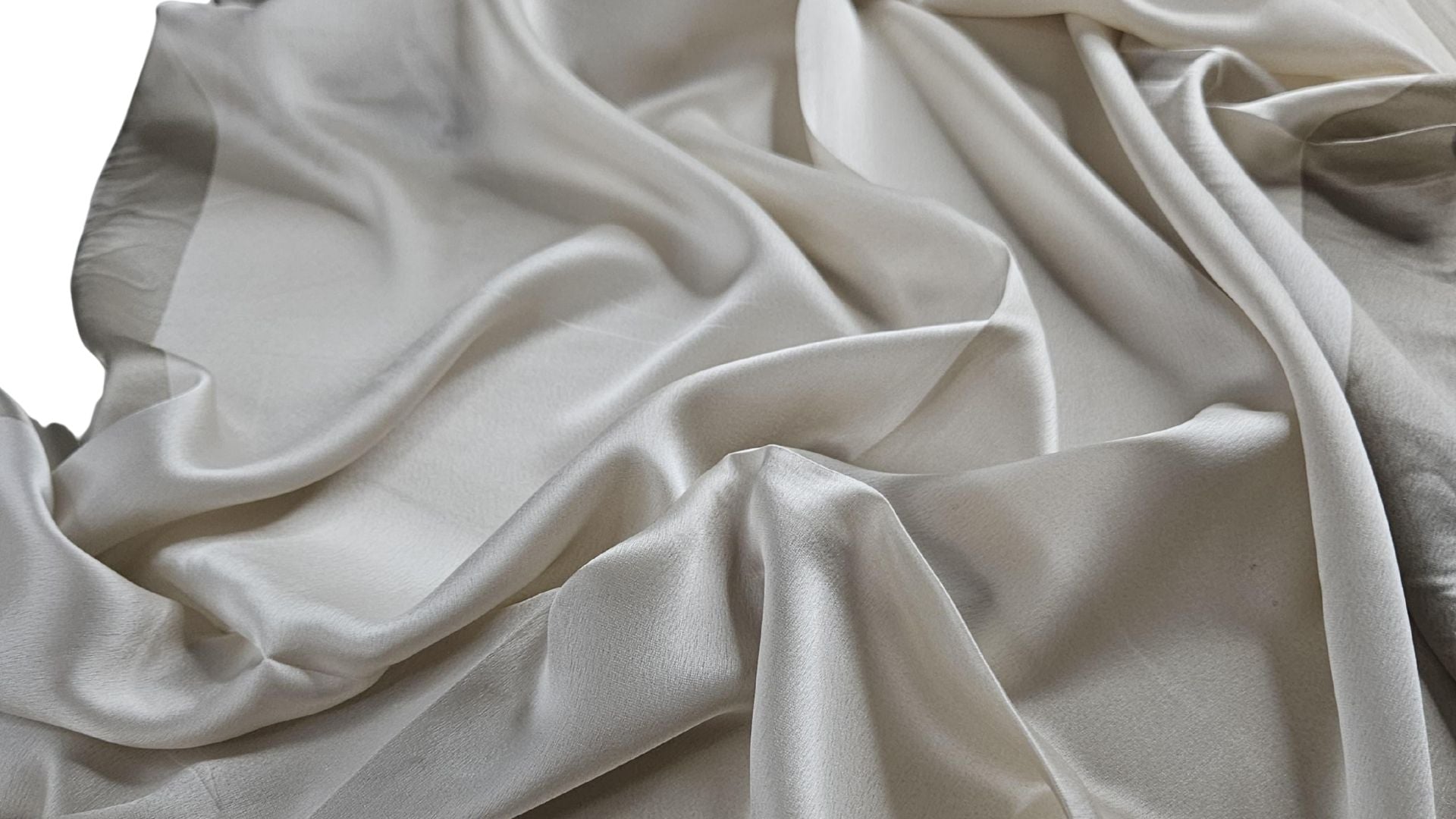 Krem Sade Şal – Hafif ve Akışkan Dokuma