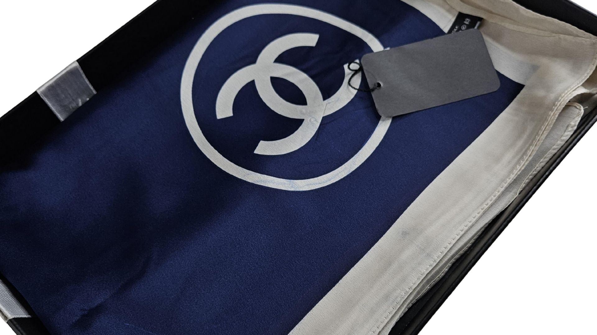 Lacivert Sade Şal – Yumuşak ve Akışkan Dokuma