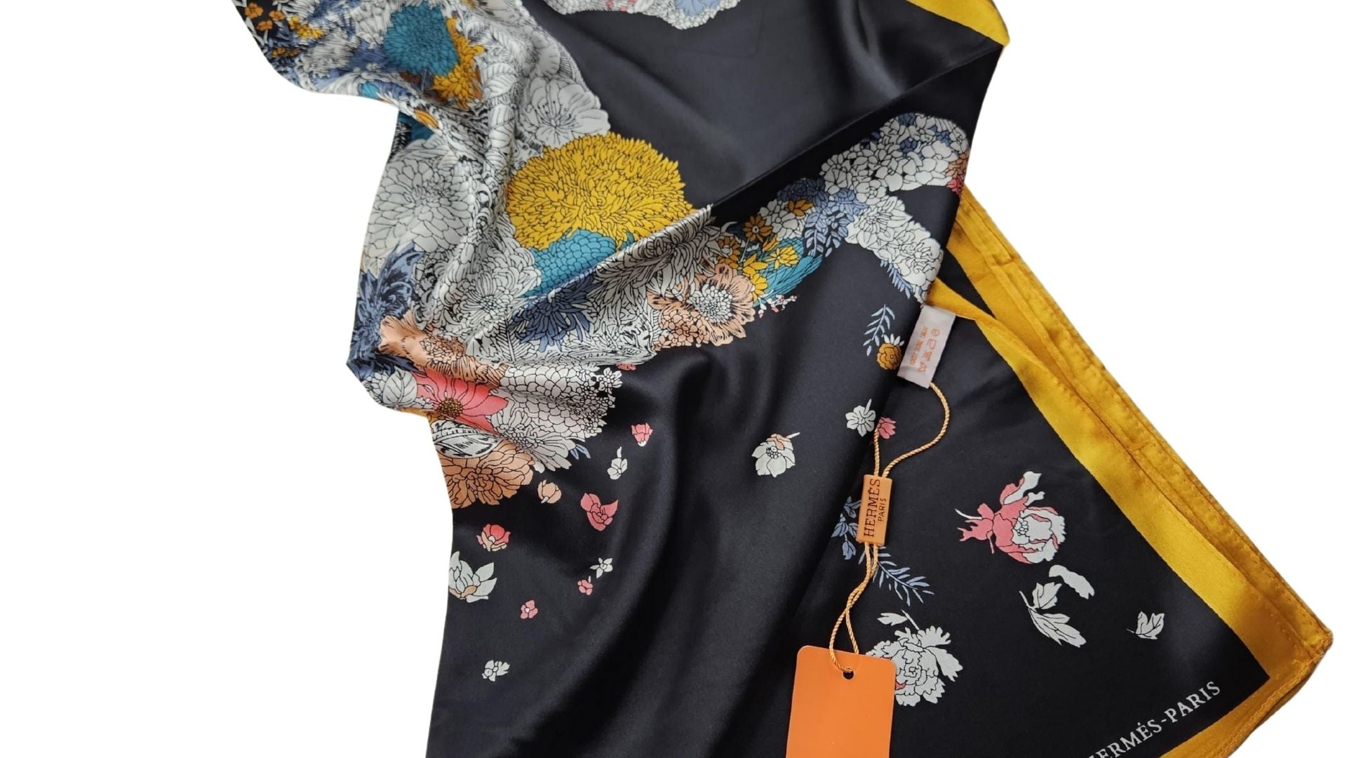 Siyah Floral Desenli Saten Şal – Sıcak Sarı Çerçeveli Zarif Dokuma