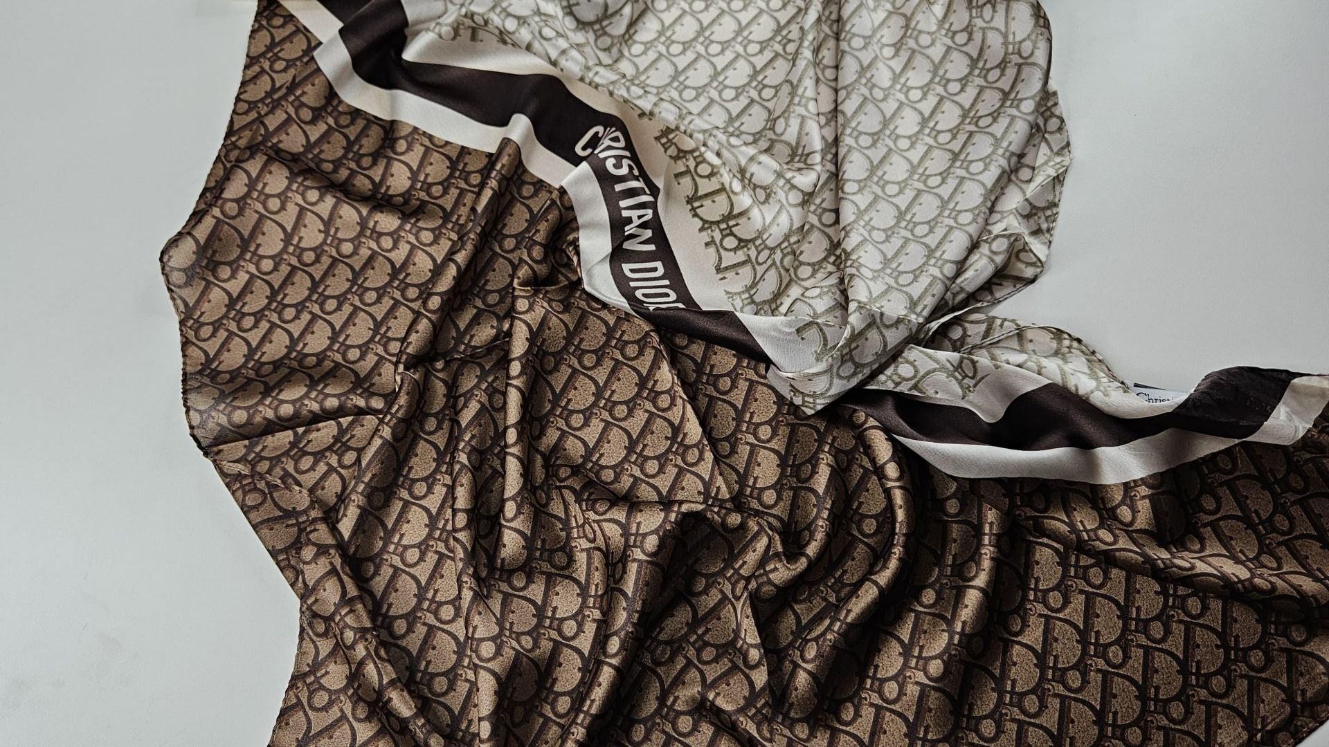 Bej & Kahverengi Monogram Desenli Saten Şal – Çift Ton Zarif Dokuma