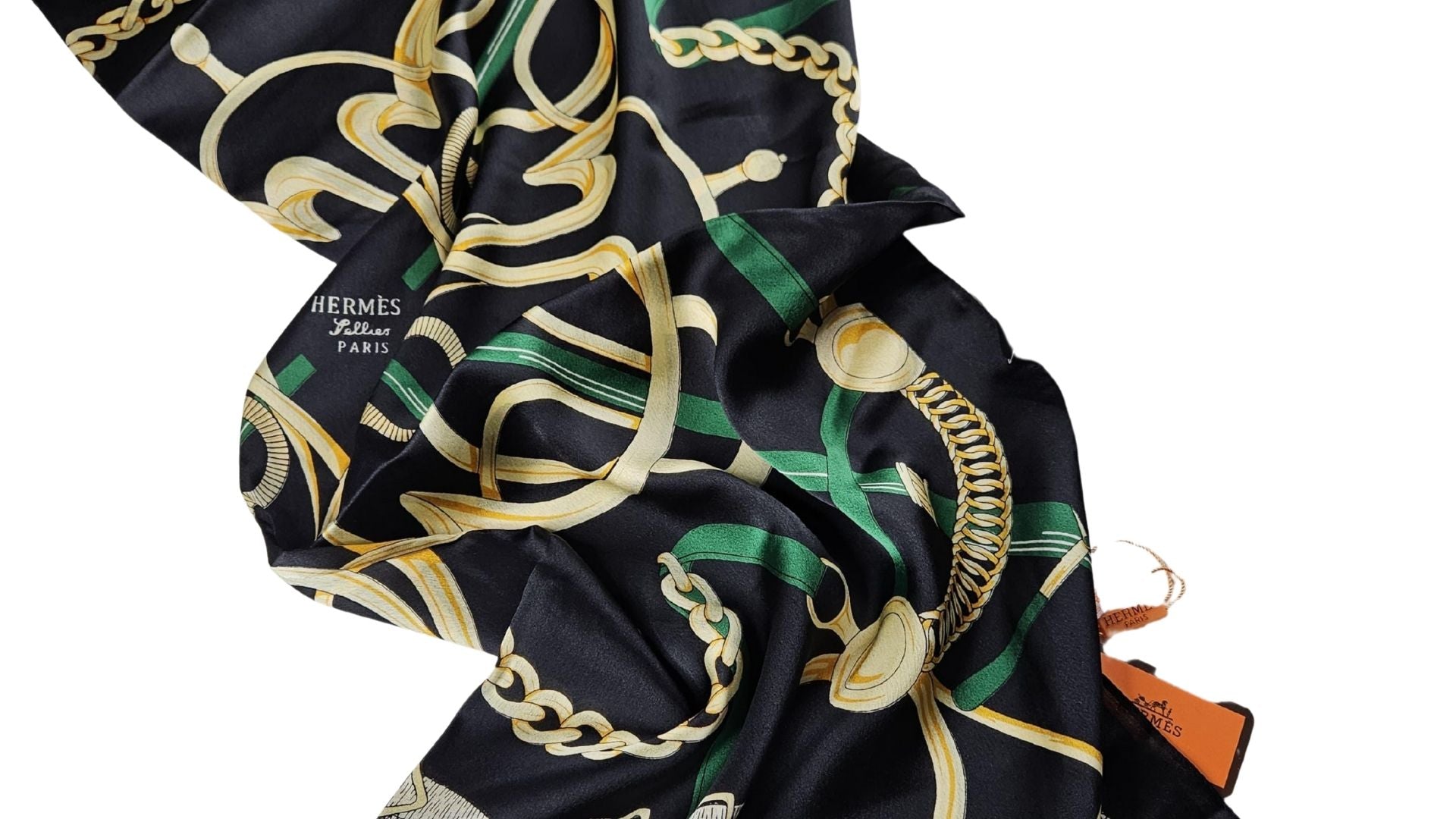 Siyah Zincir & Tokalı Desenli Saten Şal – Altın & Yeşil Detaylı Zarif Dokuma